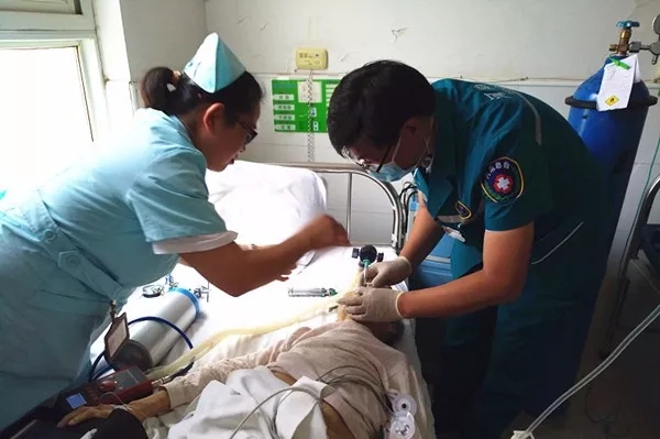 "多巴胺升压治疗,肾上腺素2mg静推每5分钟一次",耿主任边按边说道.